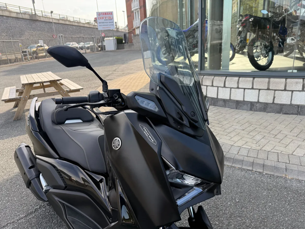 2024 Yamaha Xmax 300 Tech Max - Image 3