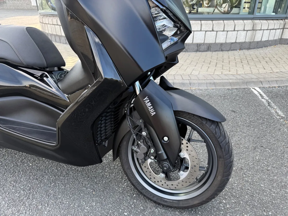 2024 Yamaha Xmax 300 Tech Max - Image 2