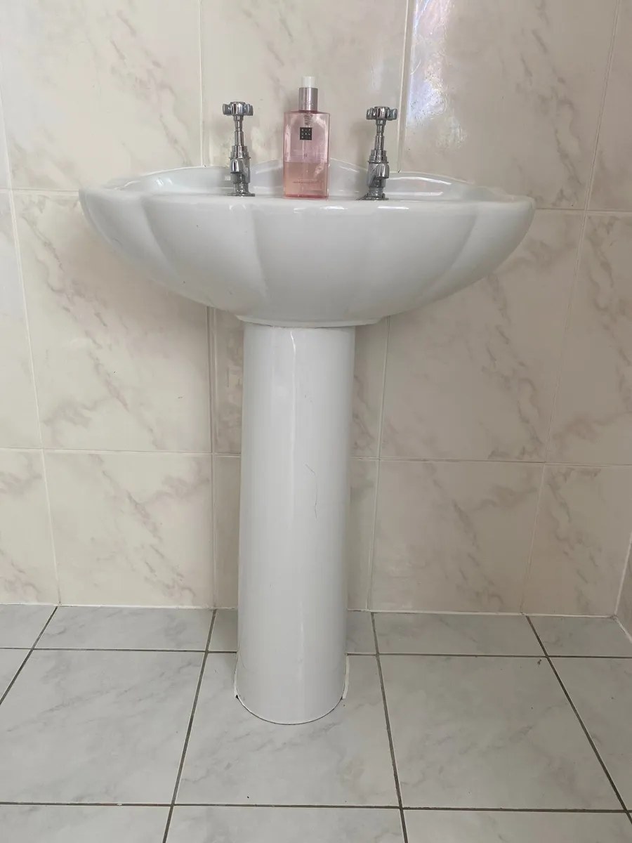 Bathroom Suite - Image 2