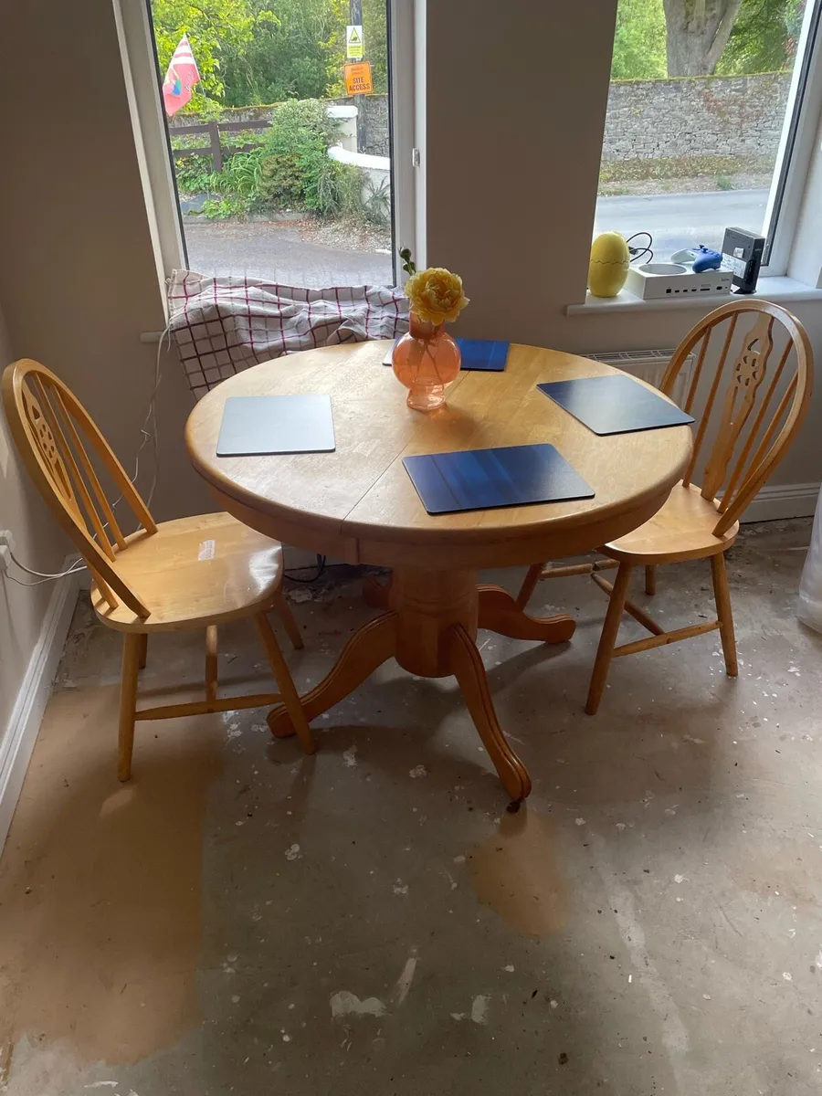 Extendable Table w 5 chairs - Image 1