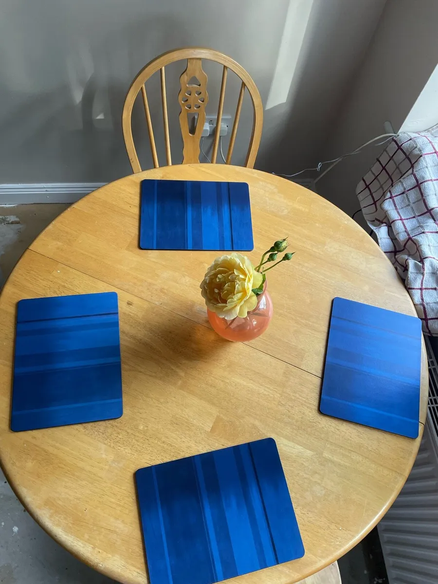 Extendable Table w 5 chairs - Image 3