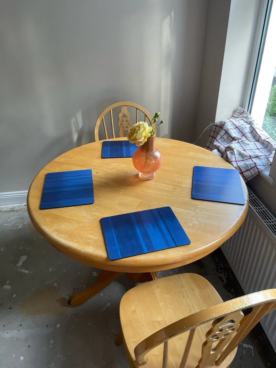 Extendable Table w 5 chairs - Image 2