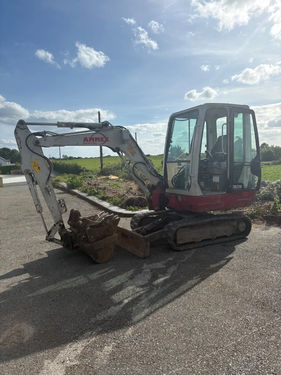 3 Ton digger (Takeuchi TB 228) w/ 3 Buckets - Image 1