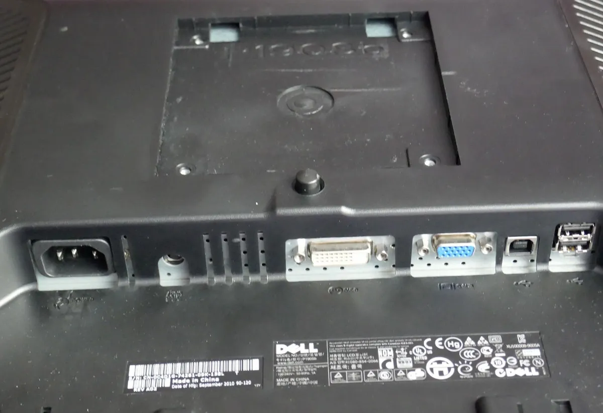 Dell 19" screen scratched - Image 2
