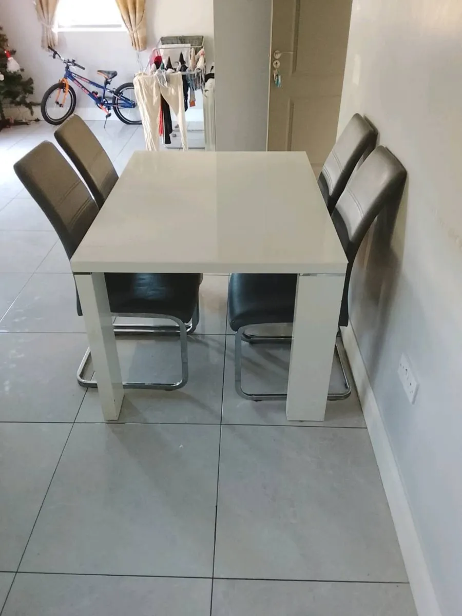 Table chairs - Image 1