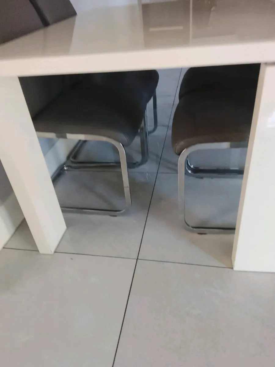 Table chairs - Image 3