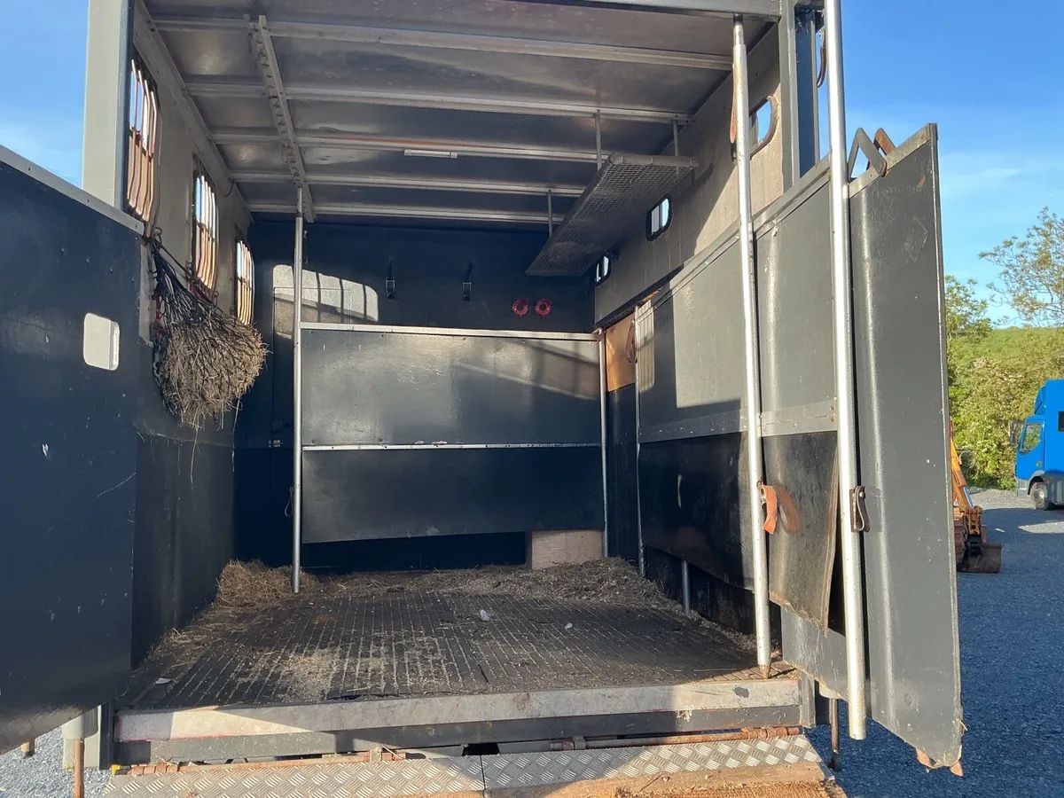 2009 Mercedes horsebox - Image 2