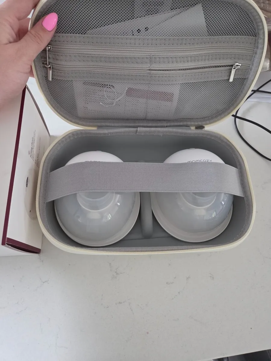 Momcozy M5 double wearable pump with case - Image 2