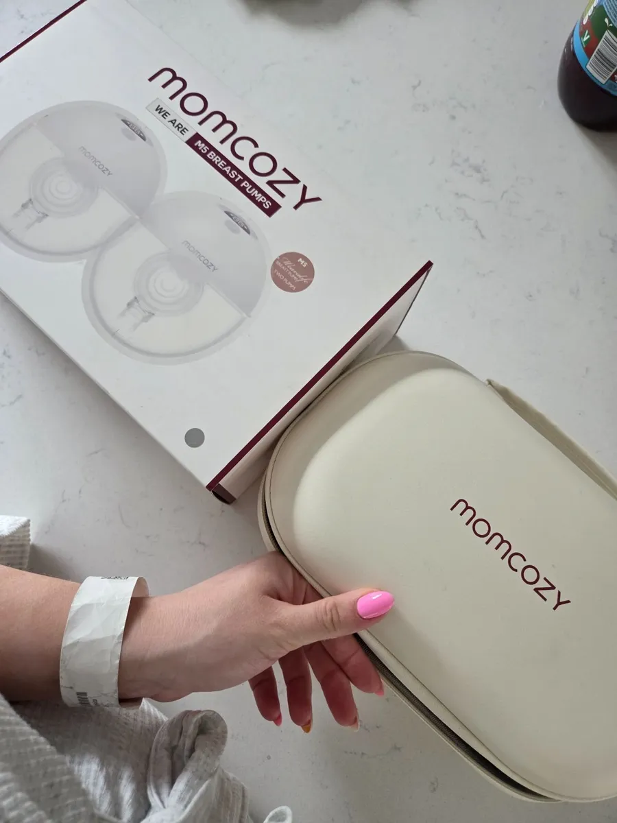 Momcozy M5 double wearable pump with case - Image 3