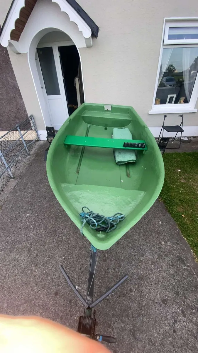 Boat trailer and engine - Image 1