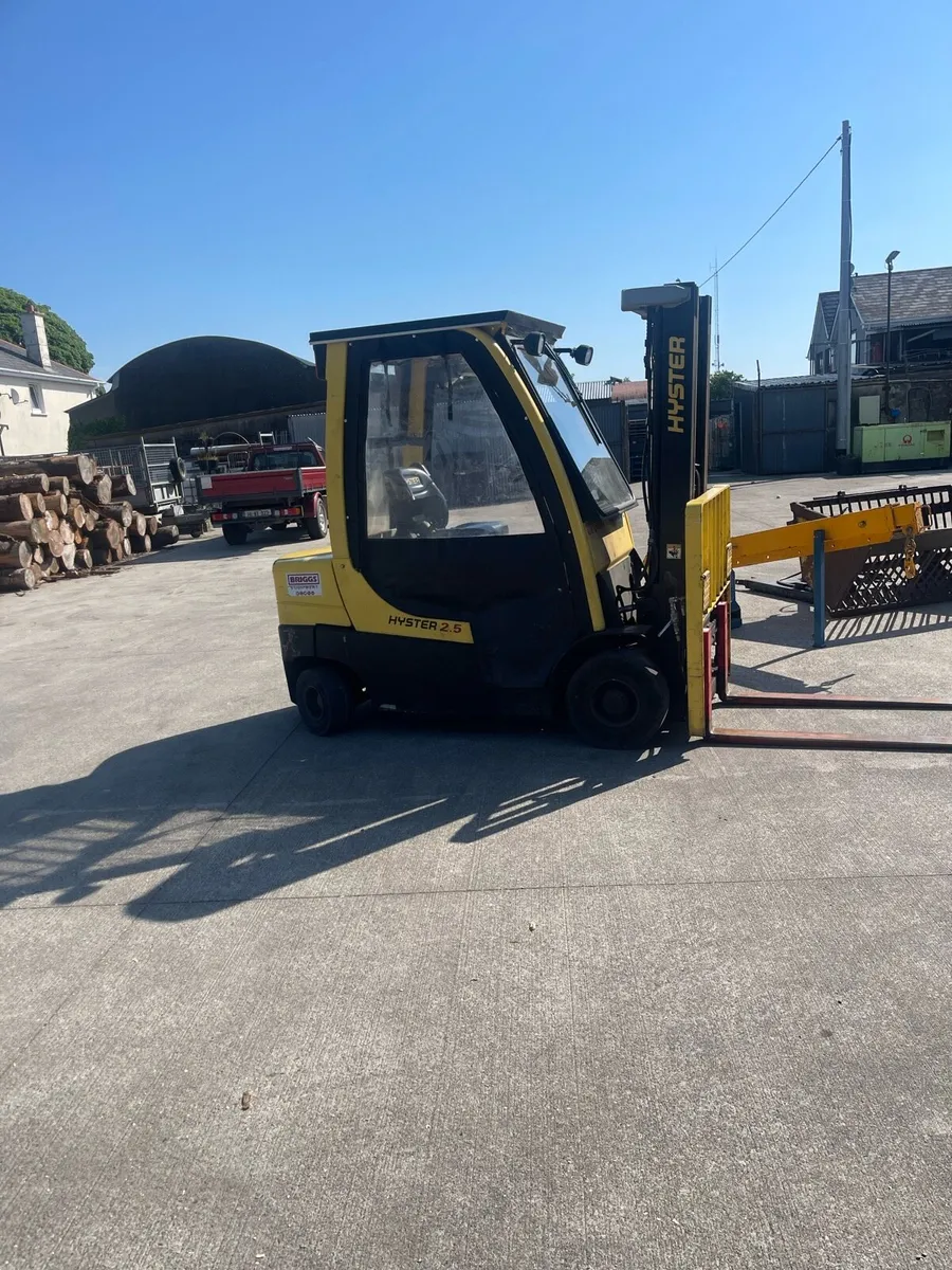 Forklift & attachments - Image 1