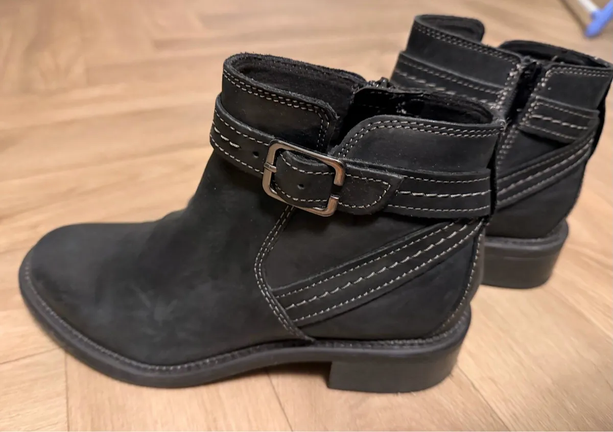 Clarks black leather boots - Image 1