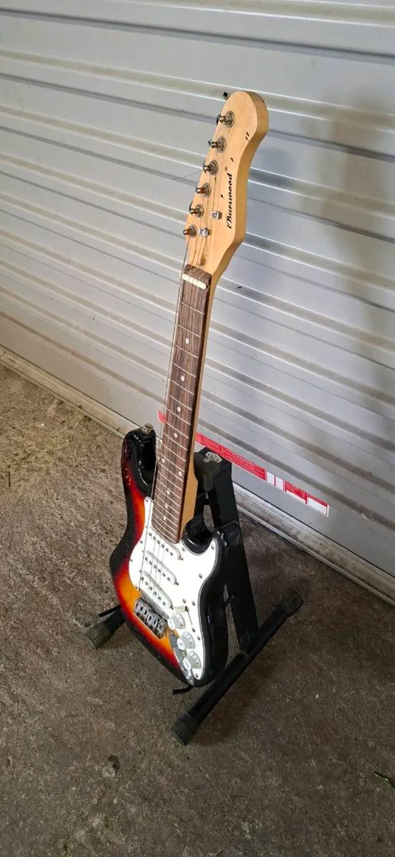 Burwood Electric Guitar 3/4 size - Image 2