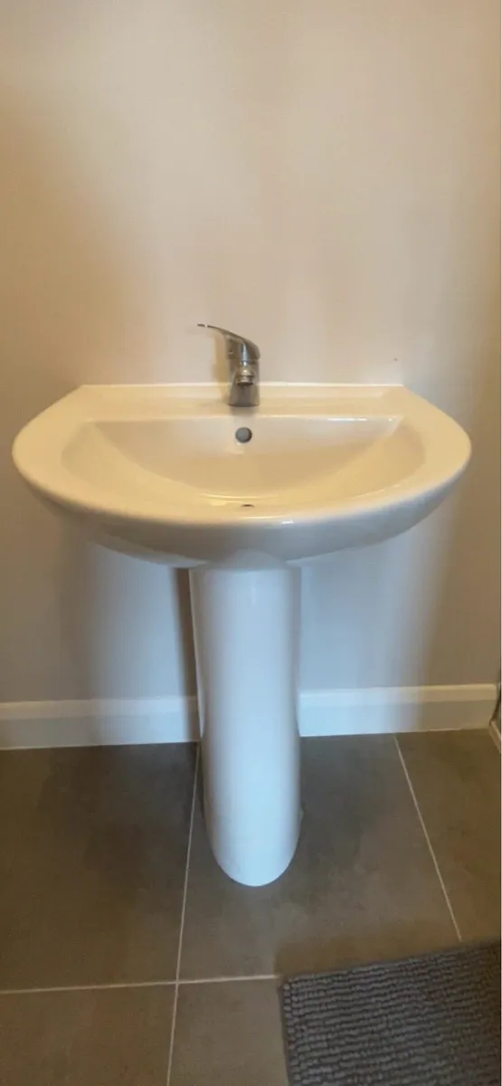 Pedestal Sinks and Mixer tap - Image 1