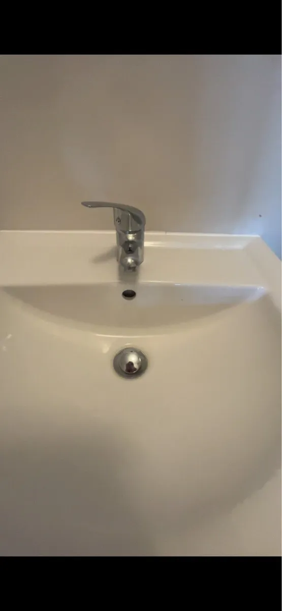 Pedestal Sinks and Mixer tap - Image 2