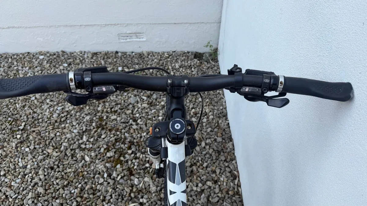 Merida Crossway 100 LDS CX Hybrid – White - Image 2
