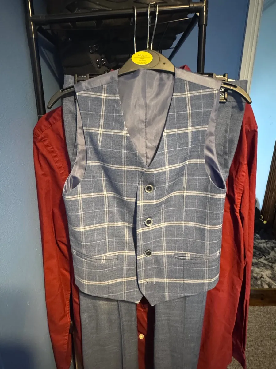 Boys 3 piece suit fits 5 - 6 years - Image 3