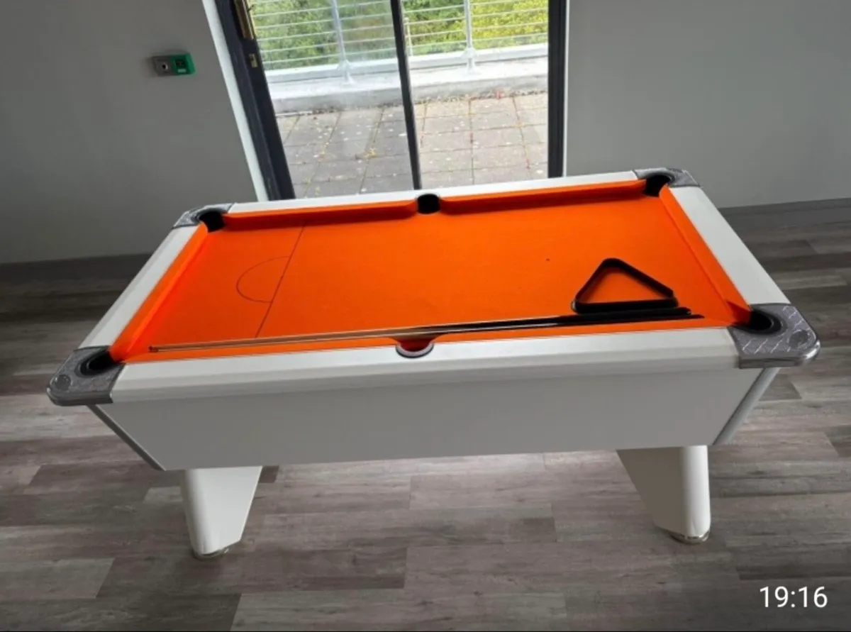 Pool table - Image 1
