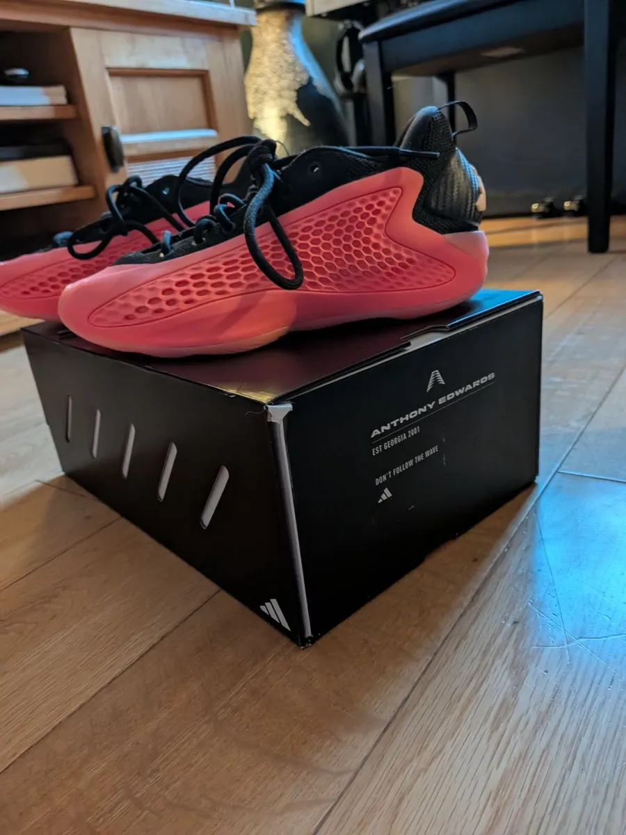 Basketball shoes - Image 1