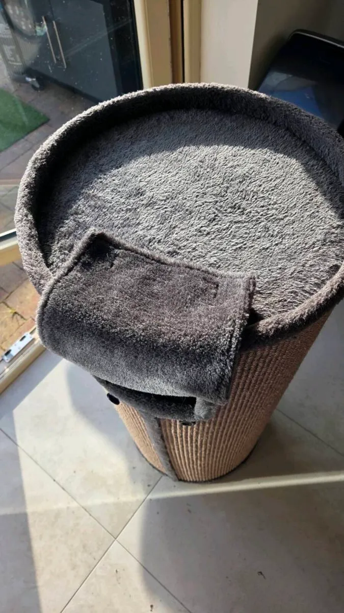 cat scratching tower / cat house. - Image 1