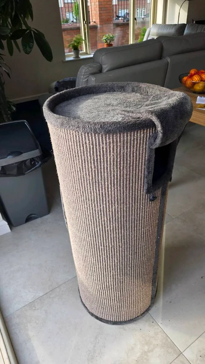 cat scratching tower / cat house. - Image 2