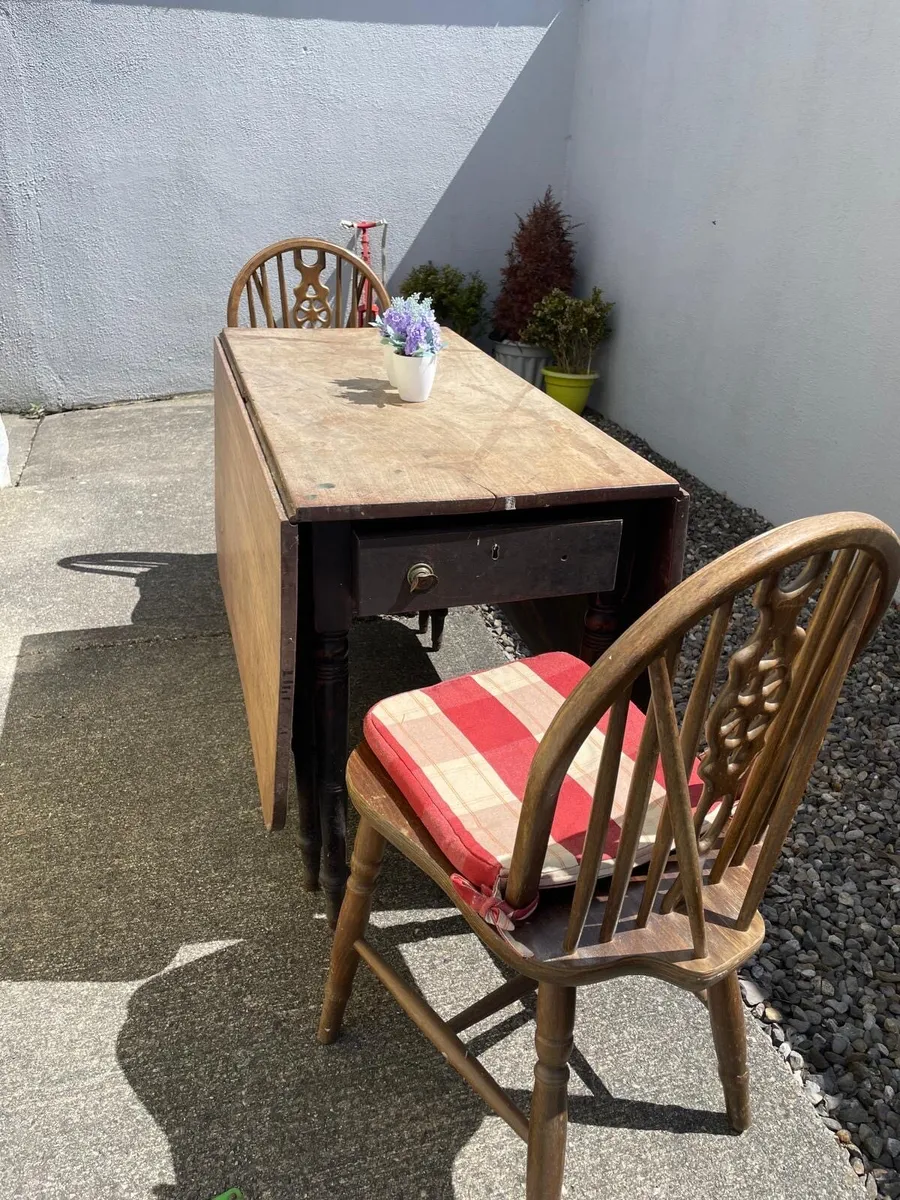 Table & chairs - Image 1