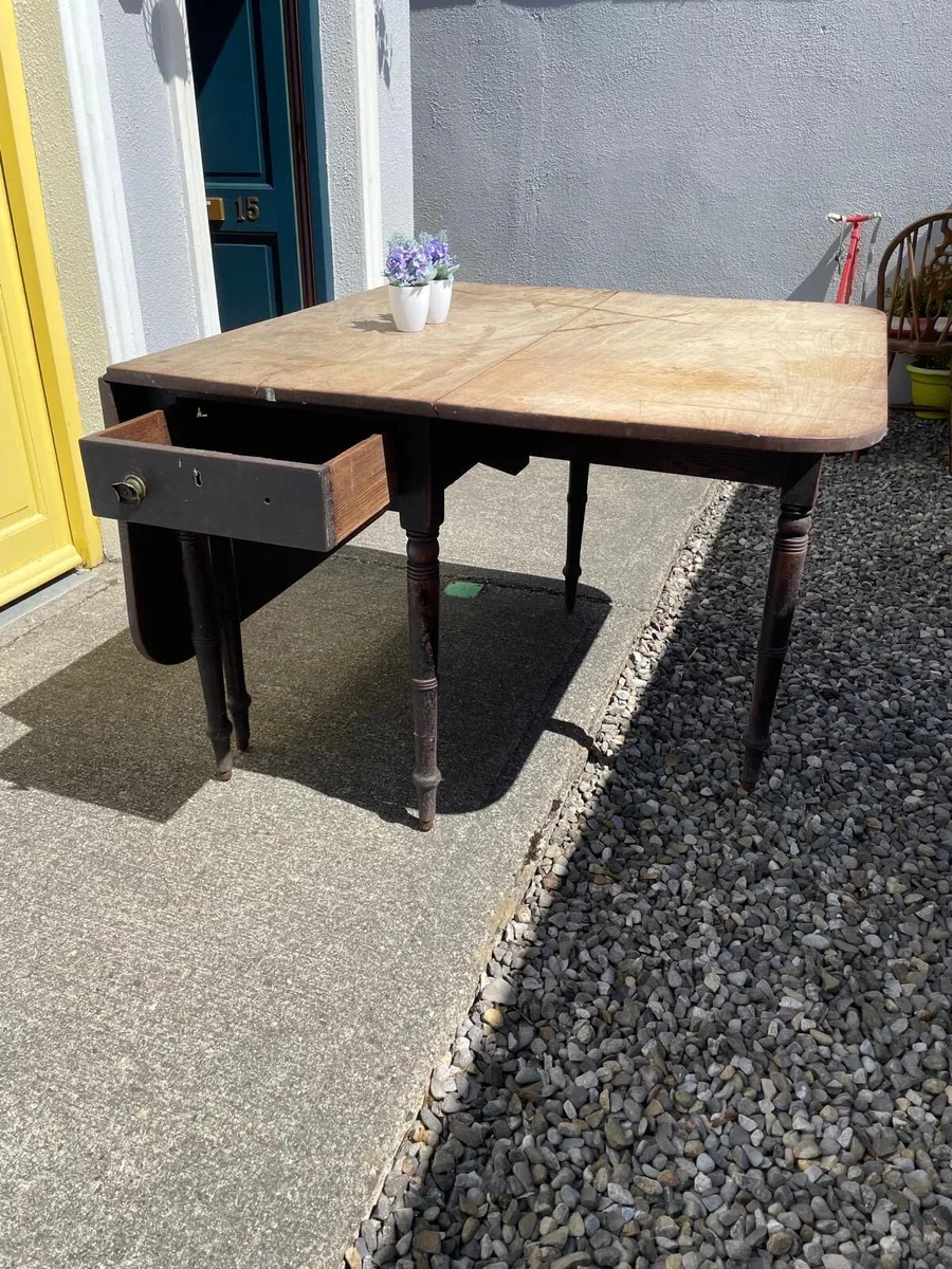 Table & chairs - Image 2