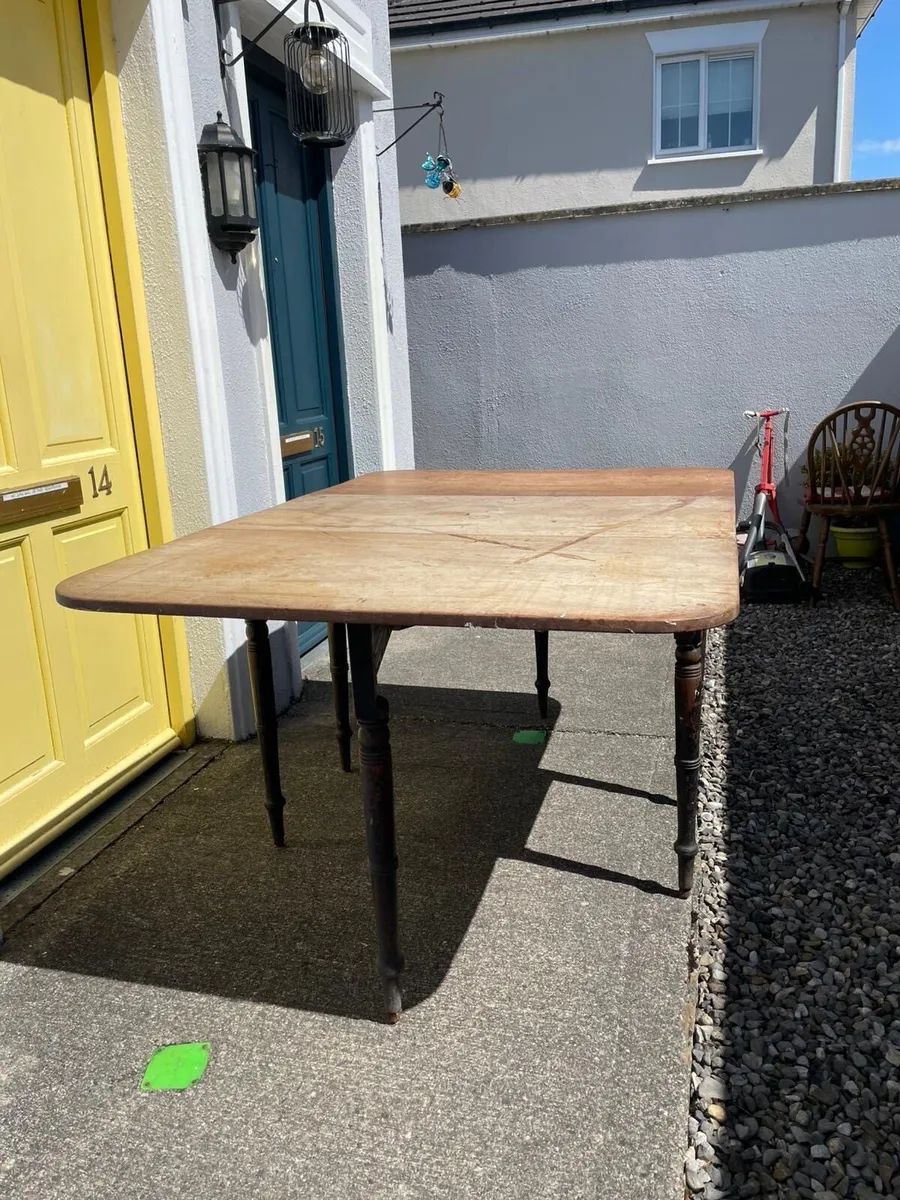 Table & chairs - Image 3