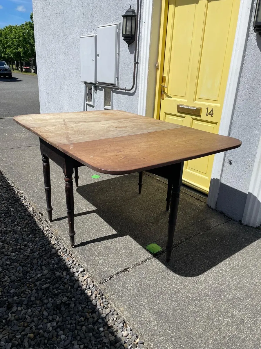 Table & chairs - Image 4