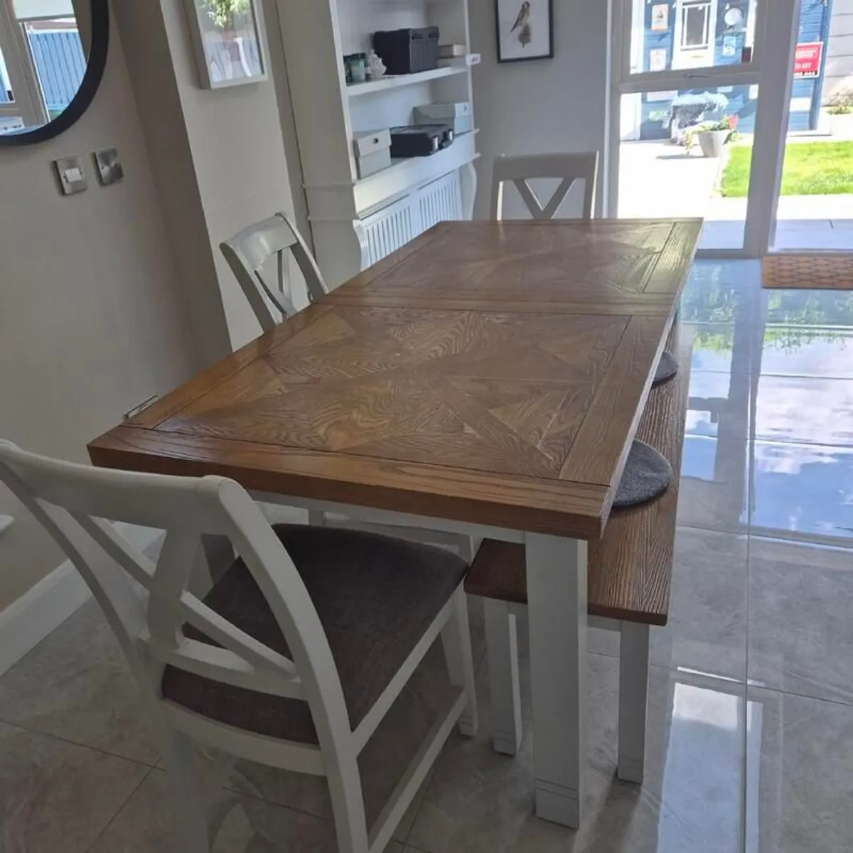 RICHMOND Dining table and chairs - Image 1