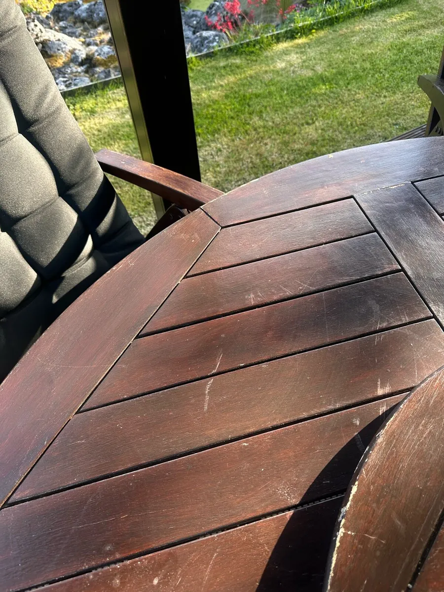 Outdoor table and chair; with 5 seat covers - Image 4
