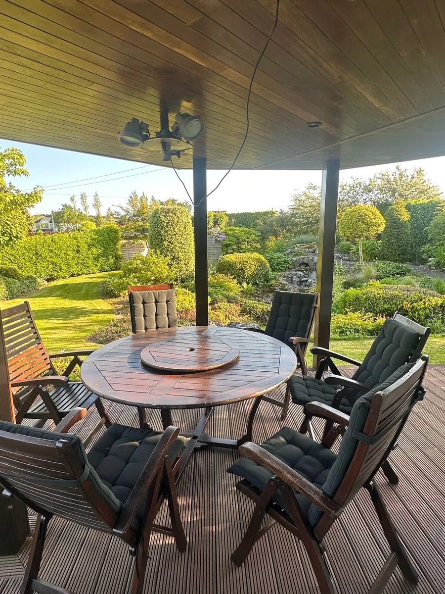 Outdoor table and chair; with 5 seat covers - Image 1
