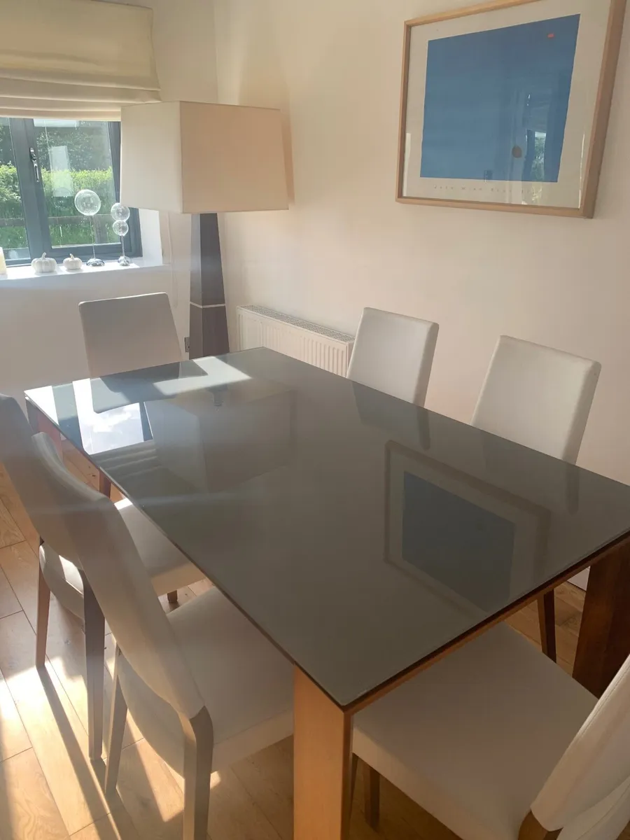 Table and chairs - Image 1