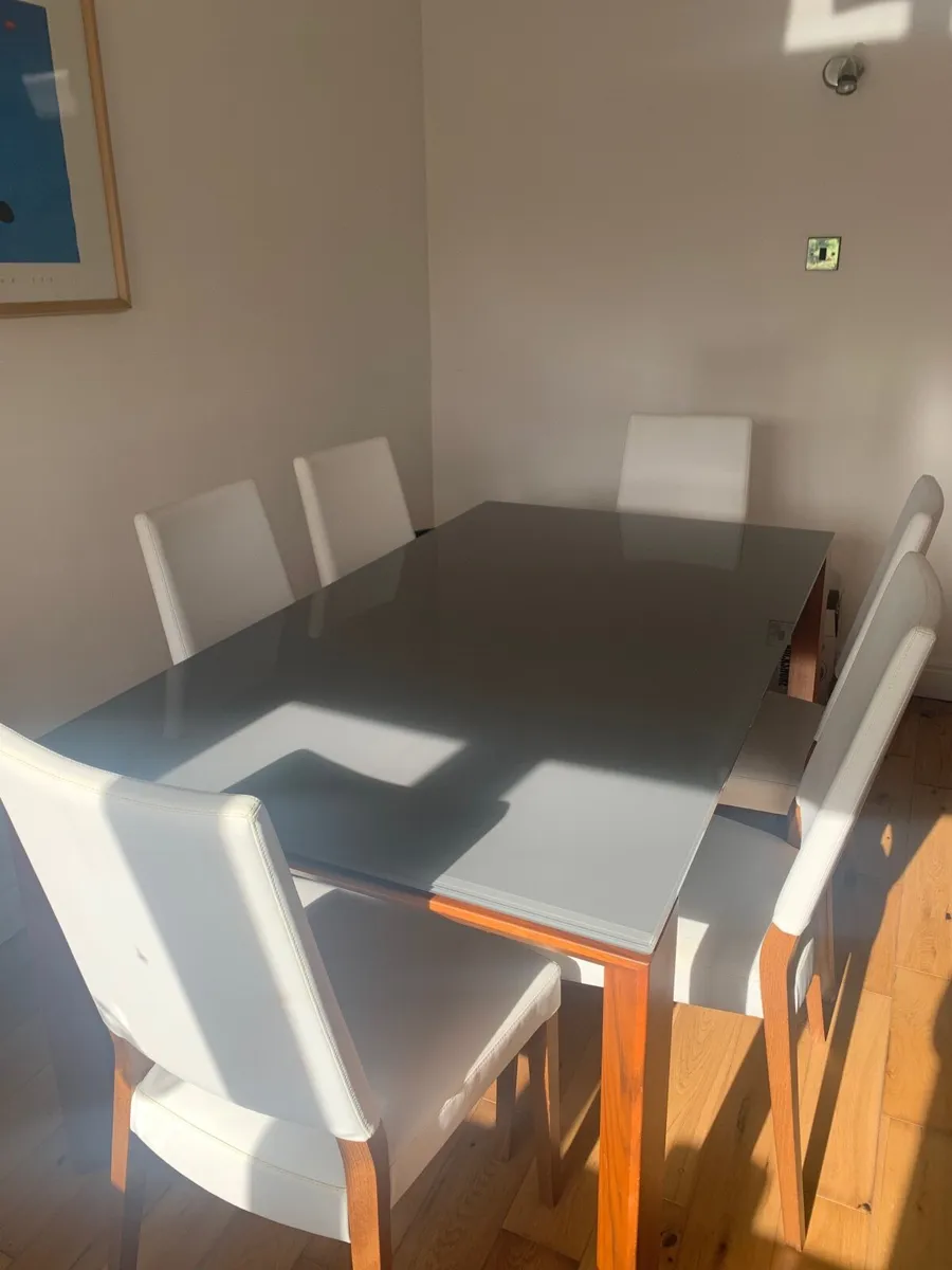 Table and chairs - Image 2