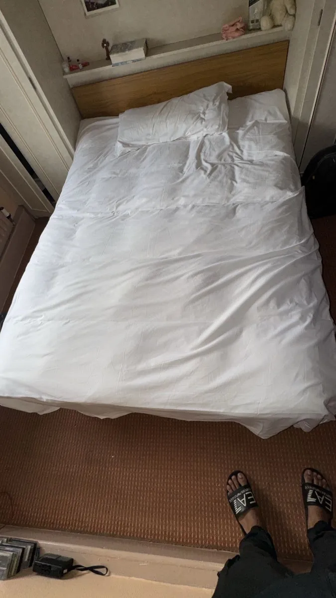 Double bed - Image 1