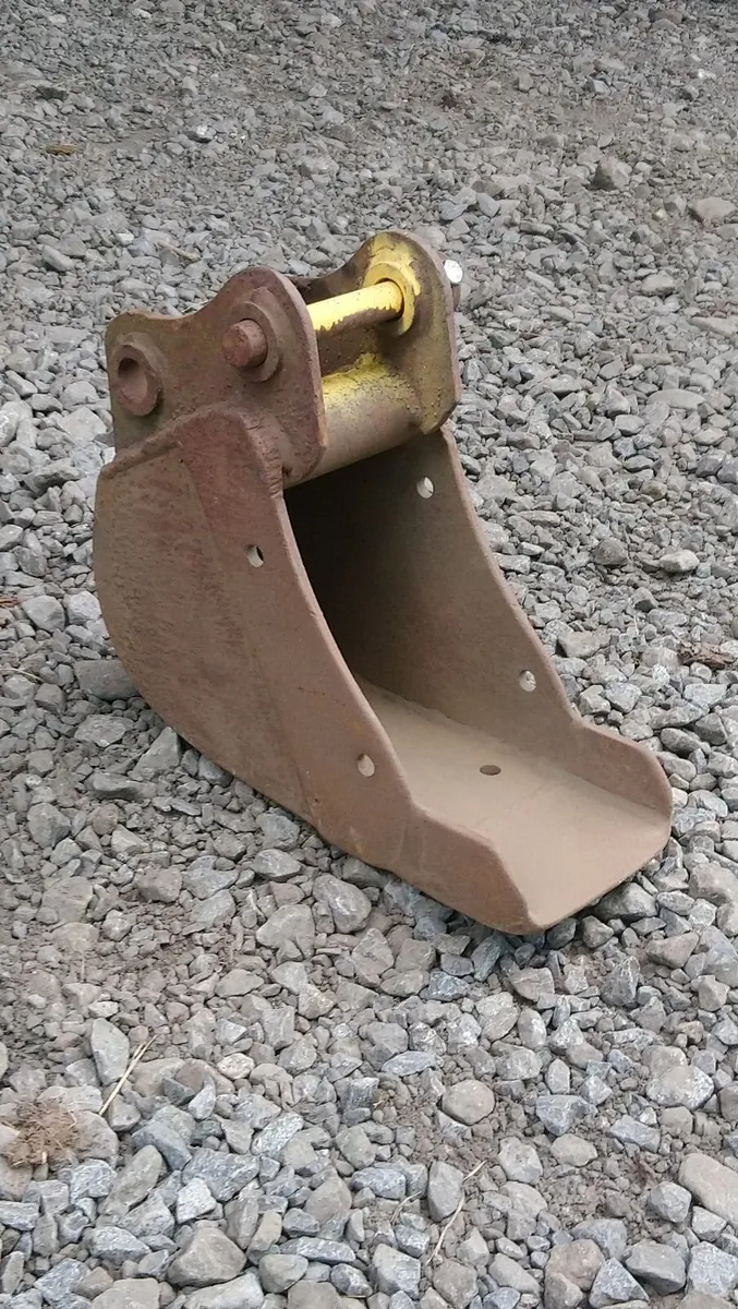 TAKEUCHI DIGGER BUCKET ( 30mm pins ) - Image 1