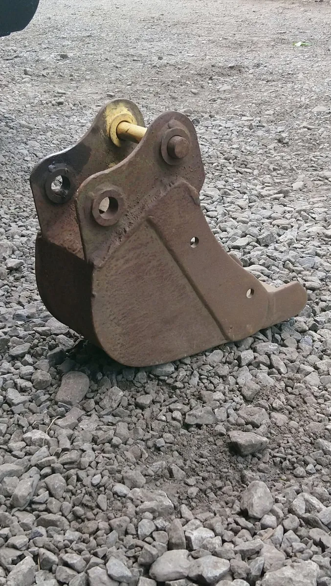 TAKEUCHI DIGGER BUCKET ( 30mm pins ) - Image 2