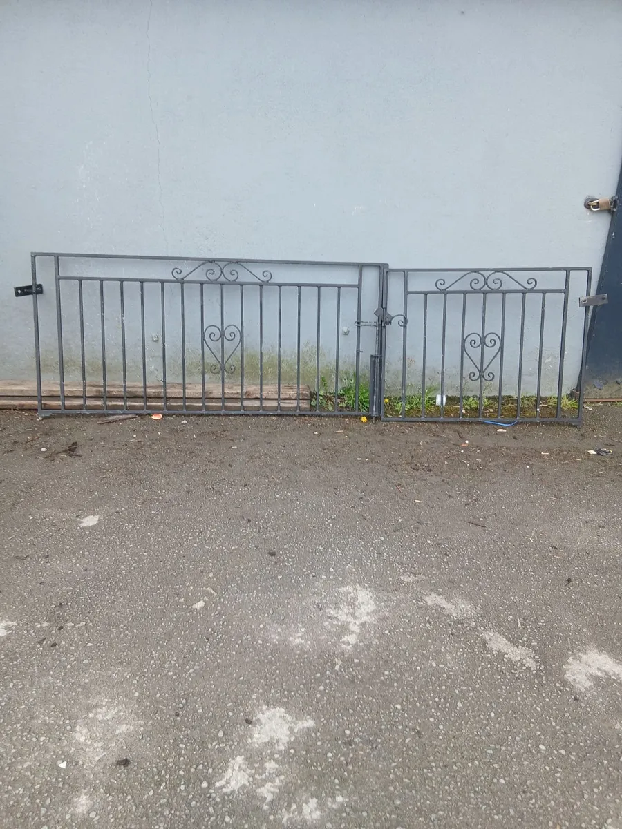 Sat of gates in excellent condition priced - Image 1