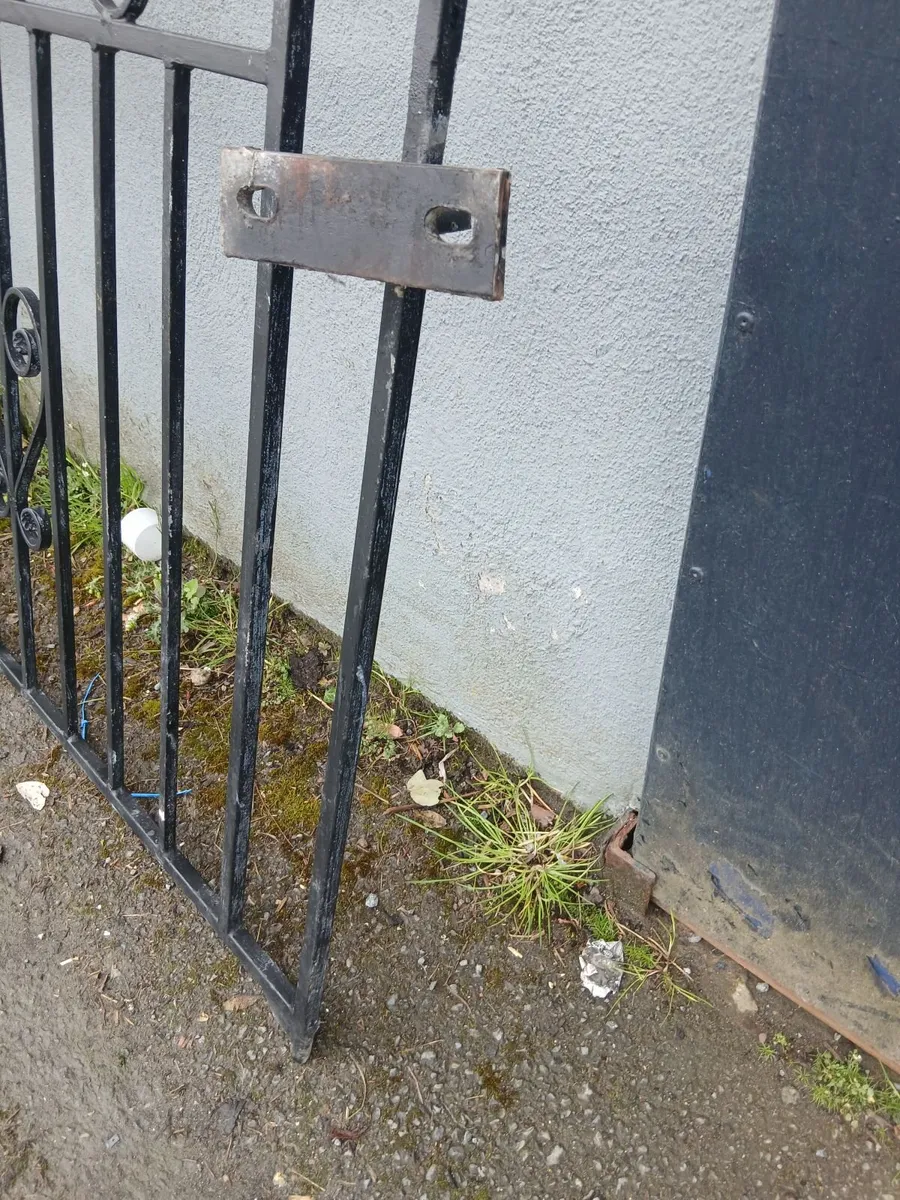 Sat of gates in excellent condition priced - Image 2