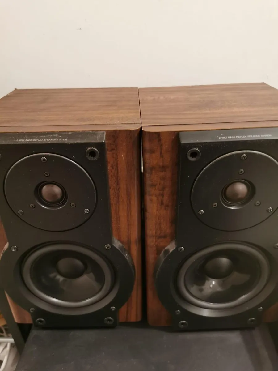 Aiwa bookshelf speakers - Image 1