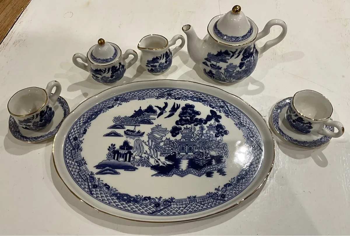 Vintage Miniature Willow Pattern Tea Set - Image 4
