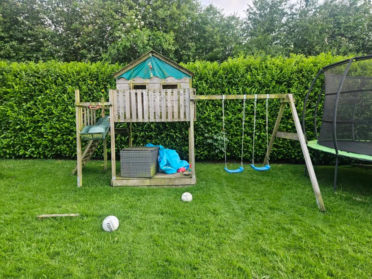 Kids climbing frame and swings - Image 3