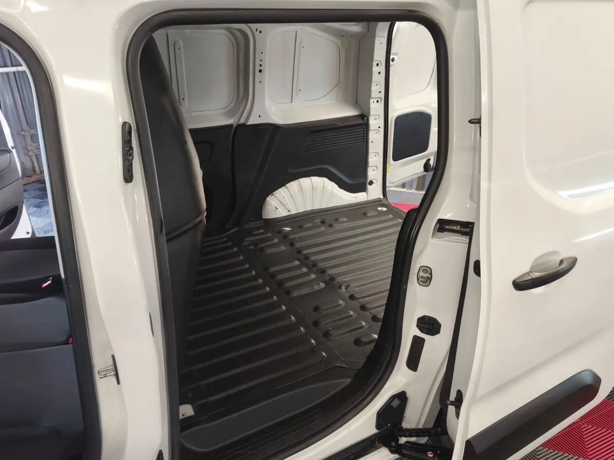 2022 222 Citroen Berlingo Diesel Manual Low KMS - Image 4
