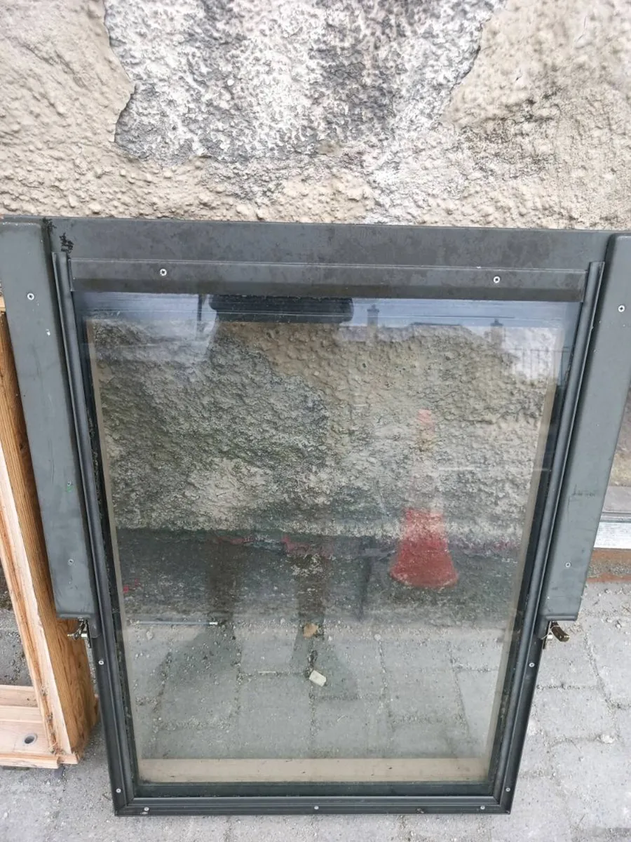 FAKRO FTP-V Roof Window 78x98
Skylight - Image 1