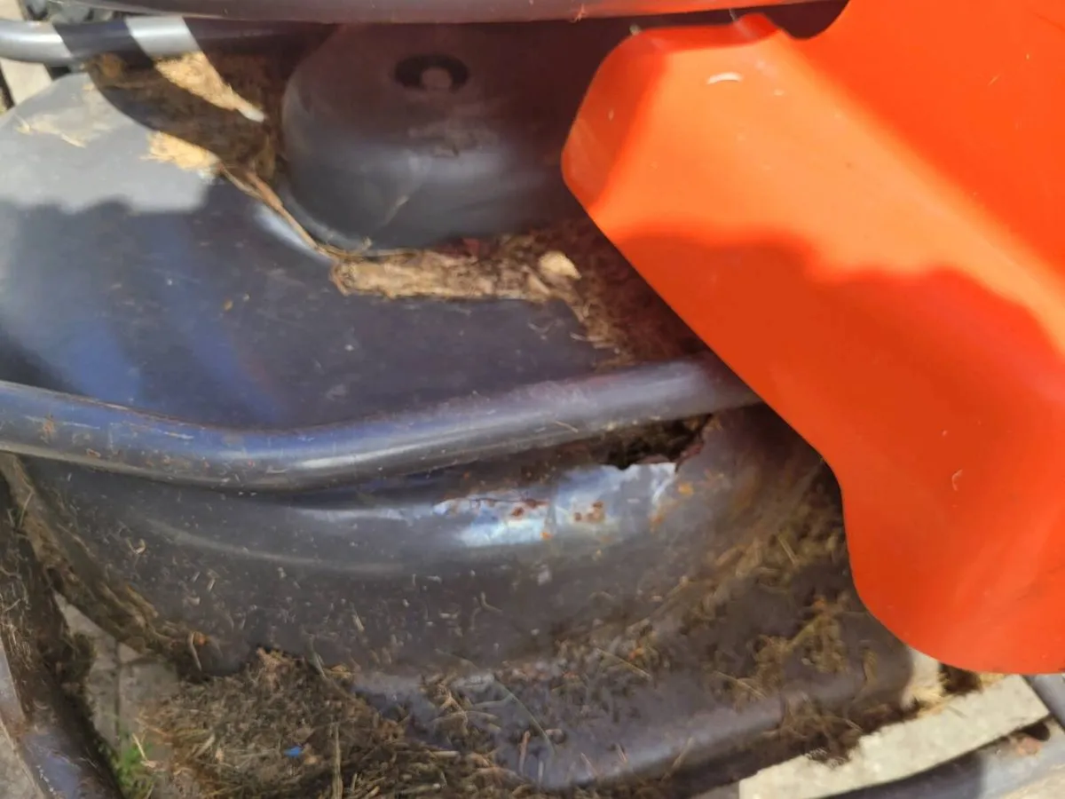 Husqvarna front deck lawnmower - Image 4