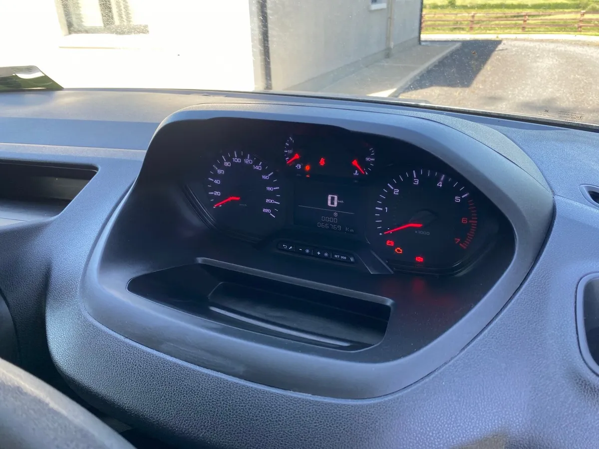 🚗 …2024 PEUGEOT PARTNER VAN - Image 3