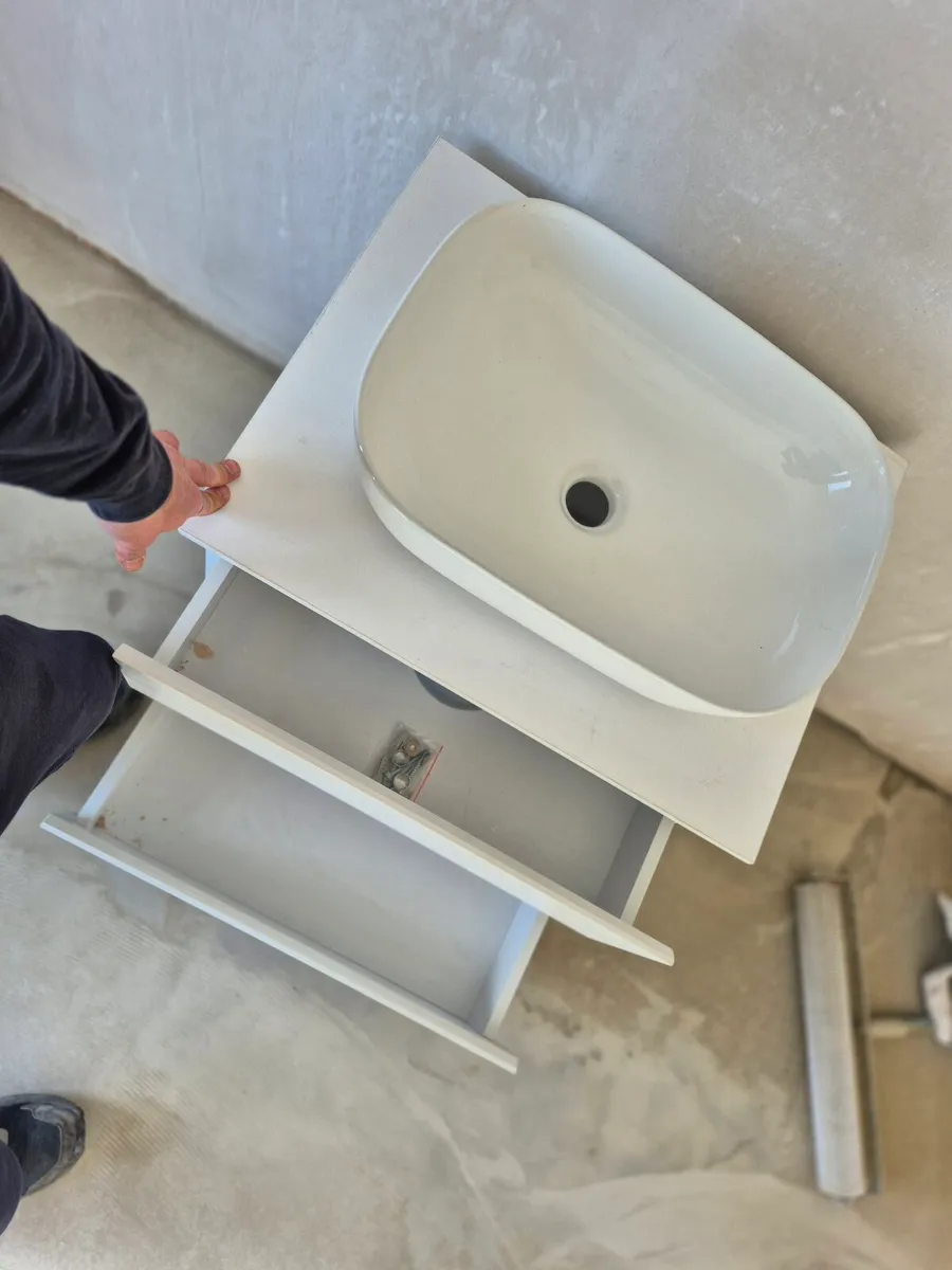 Bathroom vanity unit includes sink - Image 1