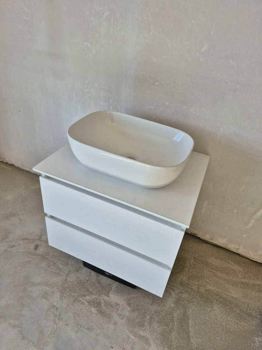Bathroom vanity unit includes sink - Image 2