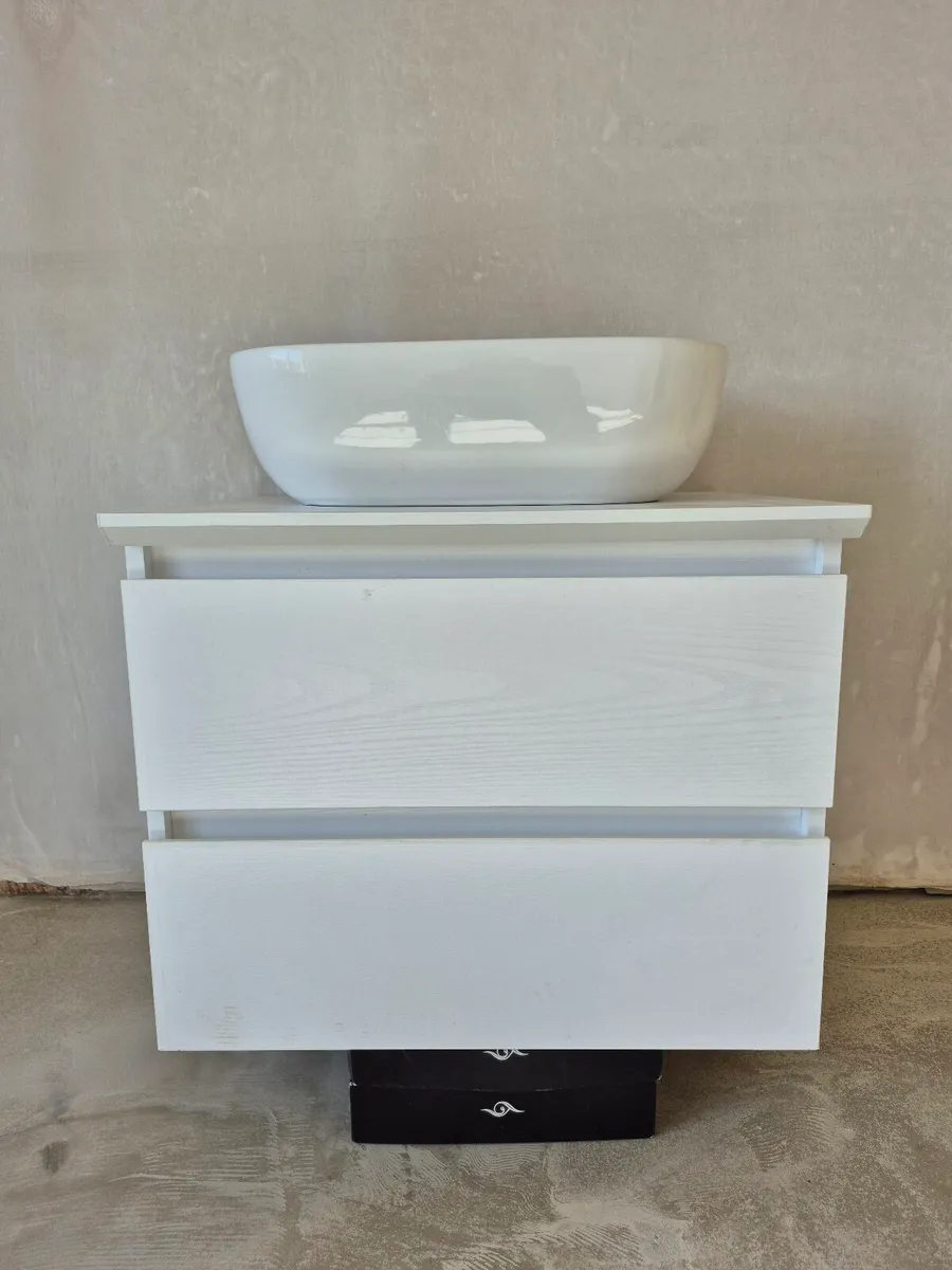 Bathroom vanity unit includes sink - Image 3