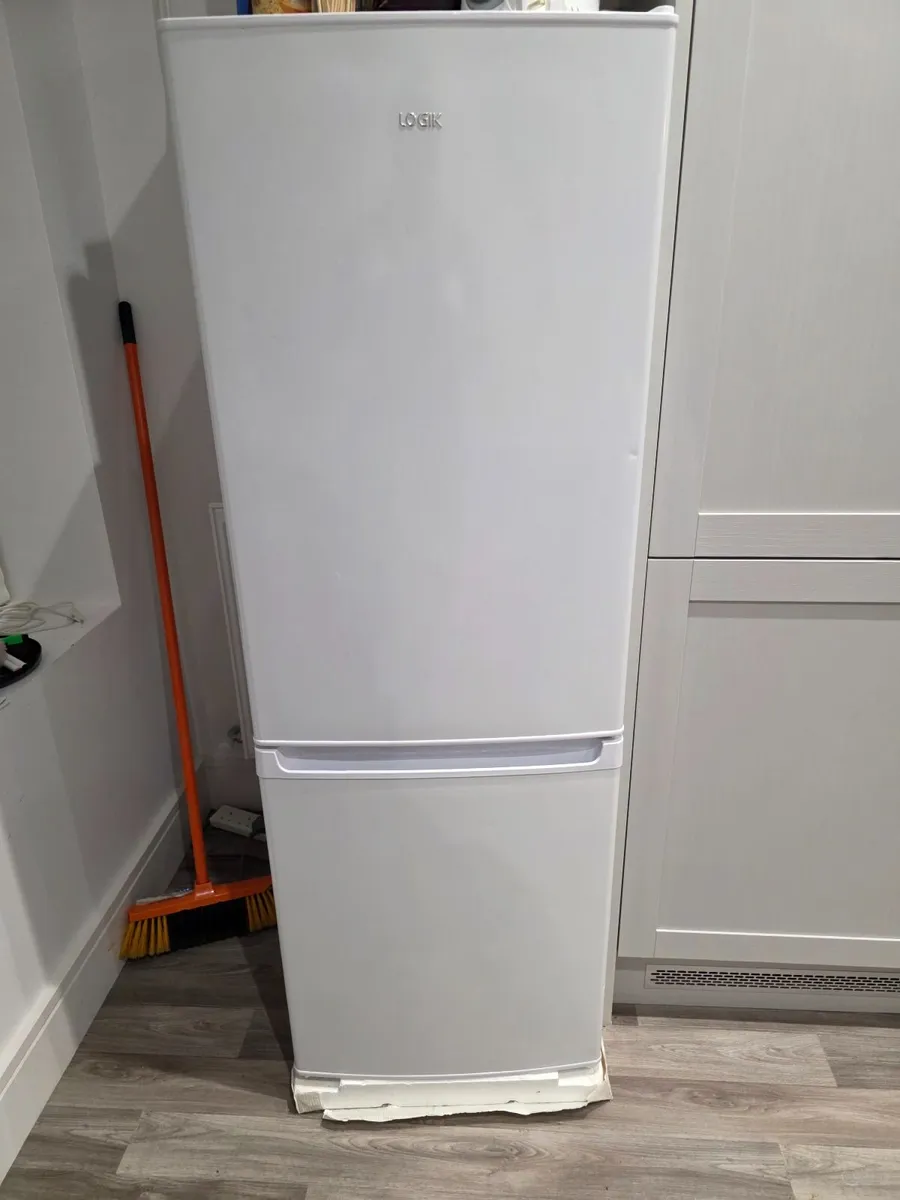 LOGIK Fridge Freezer - Image 2